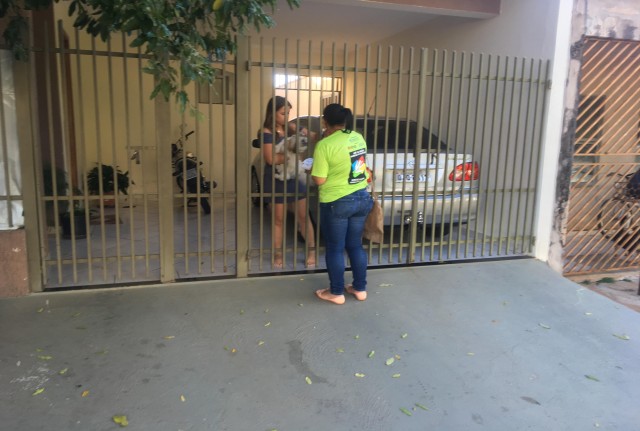 Meio Ambiente e Cooperlix orientam moradores sobre separação de resíduos recicláveis