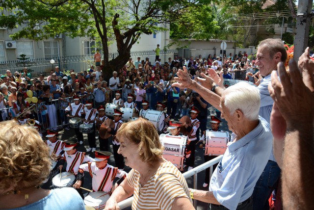 Parada festiva do centenário reúne mais de 20 mil pessoas 