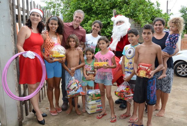 Às vésperas do Natal, família do Morada do Sol é surpreendida com visita do prefeito 