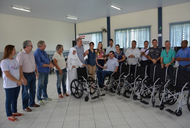 Fundo Social apresenta cadeiras de rodas arrecadadas pela Árvore do Bem e faz doações