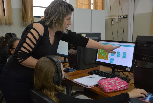 Com atividades lúdicas, meninas participam da oficina Introdução à lógica de programação