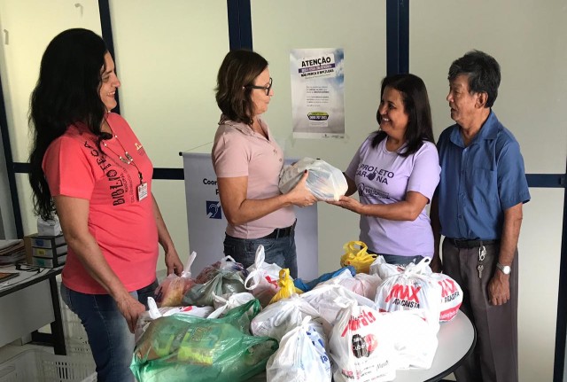 Ação arrecada alimentos para participantes do Projeto Carona 