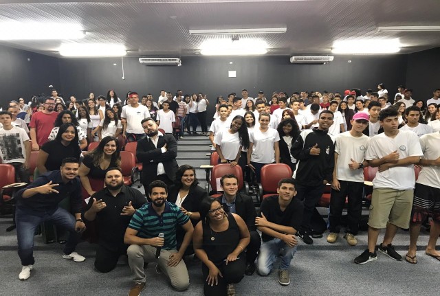 Juventude e CEBRAC orientam 200 jovens sobre imagem profissional