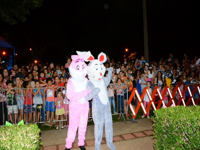 Chegada do Coelhinho  da Páscoa leva milhares de crianças ao Parque do  Povo 