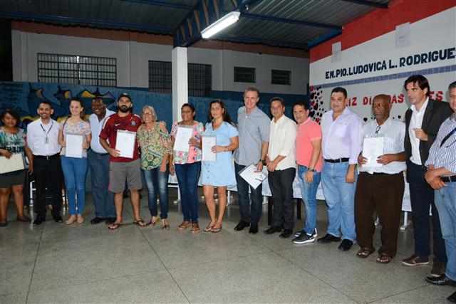 Prefeito entrega 50 títulos de terrenos aos moradores do São Bento e Nova Planaltina