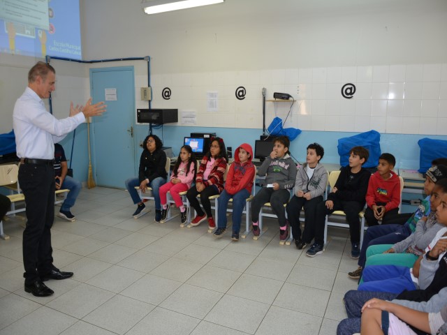 Em Semana do Meio Ambiente, prefeito ministra aula para alunos da rede municipal