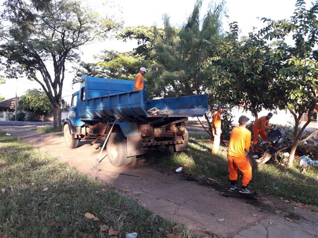 Prefeitura realiza limpeza em praças e manutenções em diferentes locais