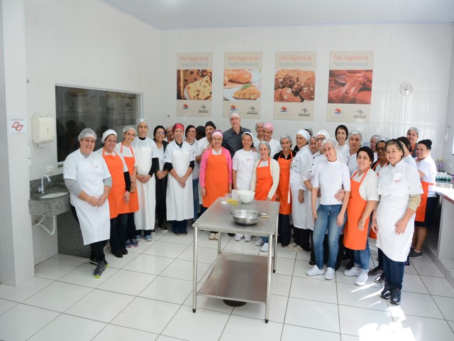 Bugalho prestigia curso de panificação exclusivo às cozinheiras da Prefeitura