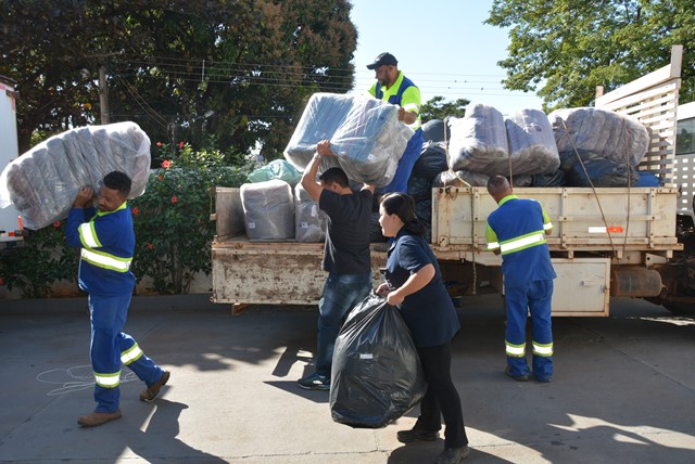 Em ato de solidariedade, Sabesp entrega dois caminhões cheios de agasalhos ao Fundo Social