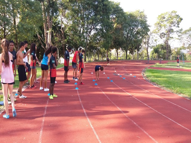 Atletas da Escolinha AMO Atletismo participam do Torneio Escolar