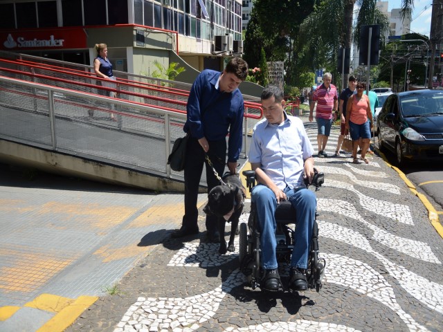 Vice-prefeito recebe visita de deficiente visual pioneiro no uso de cão-guia