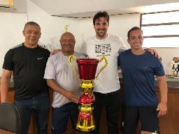 Clayton Santos recebe Troféu do time FC/Semepp conquistado em Londrina 