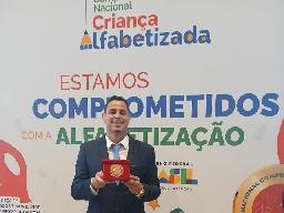 Educação municipal de Prudente recebe Selo Ouro de Alfabetização em Brasília